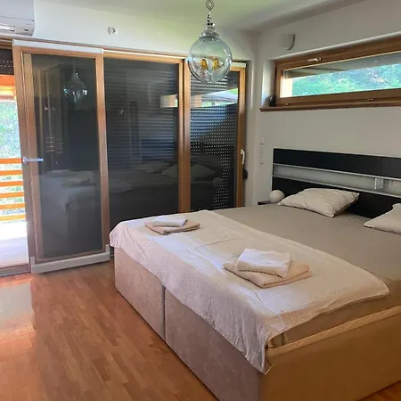Ella Villa